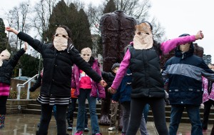 Magdalena Abakanowicz. WALKING FIGURES. BIG IDEAS education program. Walter Moberly Elementary school. Grade 4 students. March 2013 student visit. Photo by roaming-the-planet. 17733377278_f85ce5d2cd_o